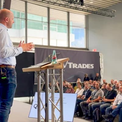 Jens Labusch als Speaker auf der Bühne